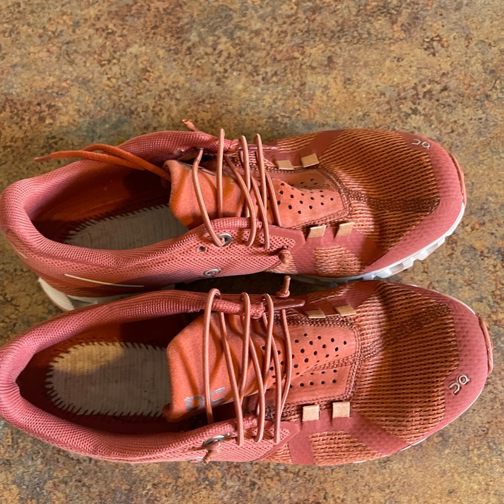 ON cloud running shoe in orange - size 6.5 W
